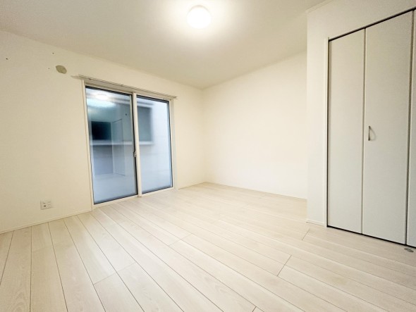 サービスルーム7.7帖。居室としても十分使用できる広さです。