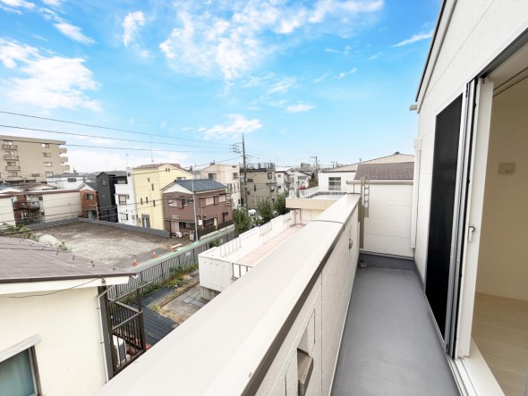 日差しの差し込むバルコニー