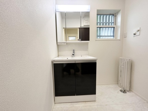 十分な大きさの洗面台は、身だしなみチェックや歯磨きなど、朝の慌ただしい時間でも余裕とゆとりを感じて頂けます。