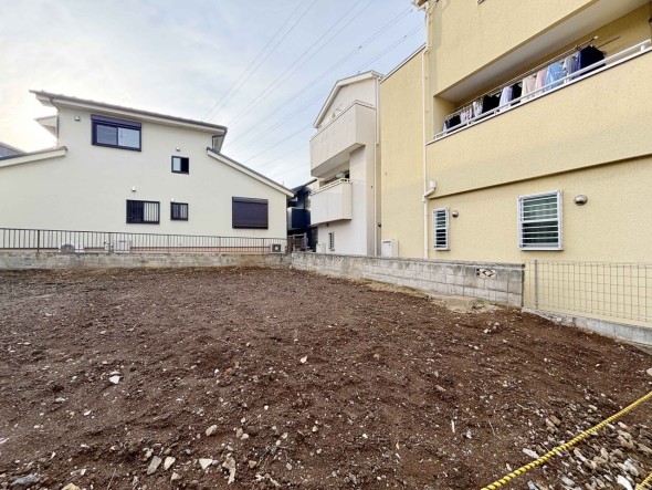 青空広がる解放感ある立地です。