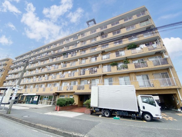 爽やかな青空の下に贅沢なほどに降り注ぐ陽光、豊かな居住性と、クオリティが見事に調和した住空間は、住まうことの喜びを感じさせてくれ