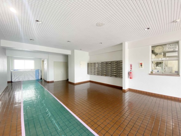 お客様をお迎えする玄関は落ち着いた雰囲気。帰り着くたびに洗練されたテイストの空間に迎えられ誇りと喜びを感じる玄関まわりです。