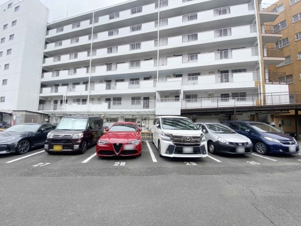 敷地内駐車場がございます。空き状況等に関しましてはお気軽にお問い合わせください。