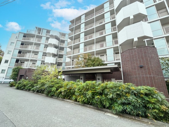 爽やかな青空の下に贅沢なほどに降り注ぐ陽光、豊かな居住性と、クオリティが見事に調和した住空間は、住まうことの喜びを感じさせてくれ