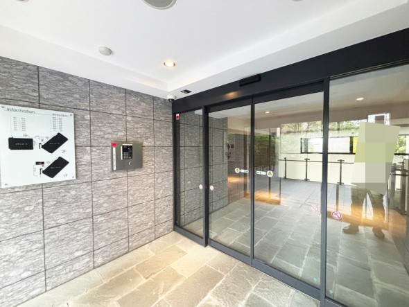 エントランスホールも広々としていて開放感があります。