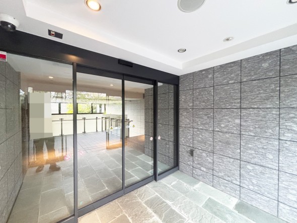 お客様をお迎えするエントランスは落ち着いた雰囲気。