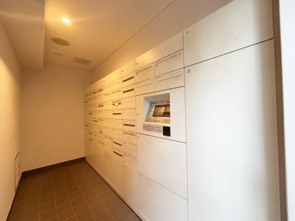 宅配ボックスがあるためご不在時であってもお帰りの際に大きな荷物をお受け取りいただけます。