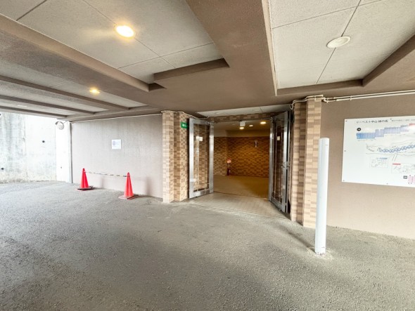 お客様をお迎えする玄関は落ち着いた雰囲気。帰り着くたびに洗練されたテイストの空間に迎えられ誇りと喜びを感じる玄関まわりです。