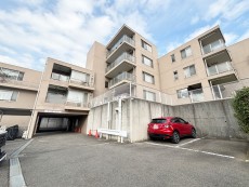 爽やかな青空の下に贅沢なほどに降り注ぐ陽光、豊かな居住性と、クオリティが見事に調和した住空間は、住まうことの喜びを感じさせてくれ