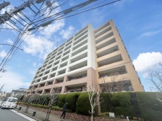 爽やかな青空の下に贅沢なほどに降り注ぐ陽光、豊かな居住性と、クオリティが見事に調和した住空間は、住まうことの喜びを感じさせてくれ