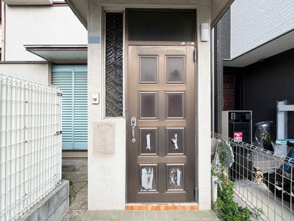 お客様をお迎えする玄関は落ち着いた雰囲気。