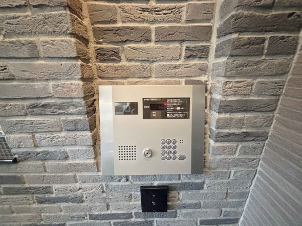 オートロックマンションのため、こちらからインターフォンにて受付をしていただきます。防犯設備がきちんと完備されているのは安心です。