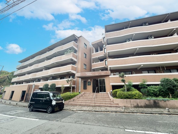 爽やかな青空の下に贅沢なほどに降り注ぐ陽光、豊かな居住性と、クオリティが見事に調和した住空間は、住まうことの喜びを感じさせてくれ