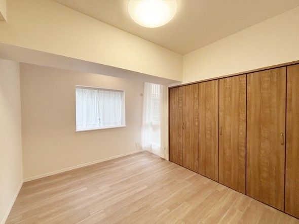 フローリングの部屋は清潔感があり、日々のお掃除も楽で助かりますね！