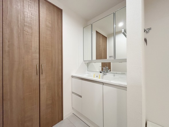 十分な大きさの洗面台は、身だしなみチェックや歯磨きなど、朝の慌ただしい時間でも余裕とゆとりを感じて頂けます。