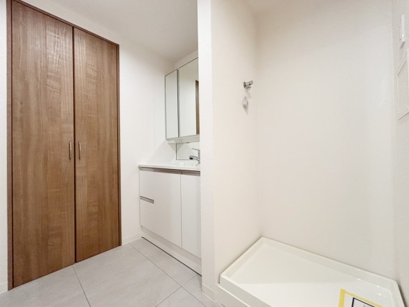 脱衣スペースを含む空間はゆとりの広さ。