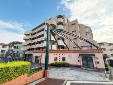 爽やかな青空の下に贅沢なほどに降り注ぐ陽光、豊かな居住性と、クオリティが見事に調和した住空間は、住まうことの喜びを感じさせてくれ