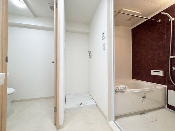 脱衣スペースを含む空間はゆとりの広さ。