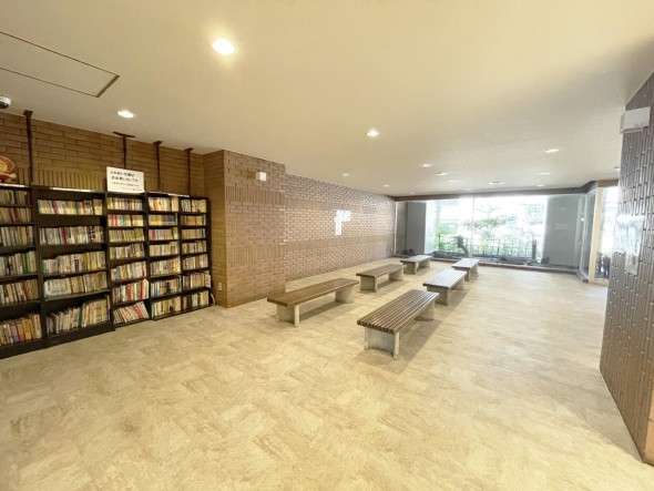 広くゆったりとしたラウンジは、訪問されたお客さまをもてなす最初のフロアです。堂々とした優雅な雰囲気を演出し、リラックスしてお待ち