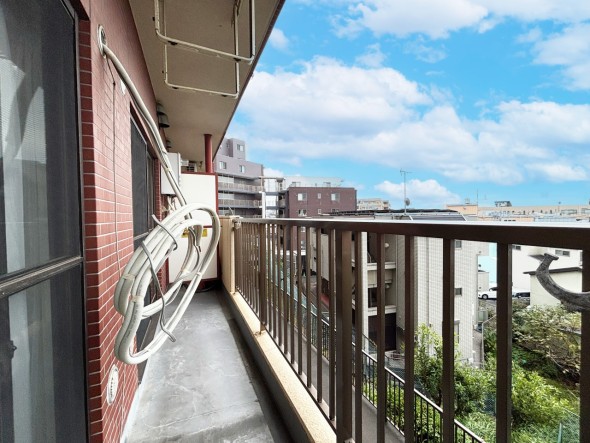 日差しの差し込むバルコニー