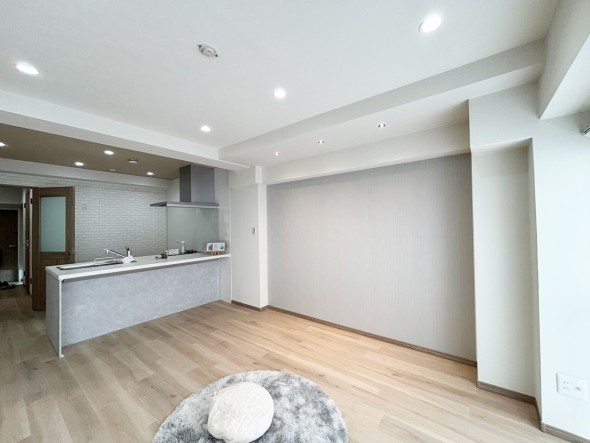 キッチンからはリビング全体が見渡せる設計。 小さなお子様が遊ぶ様子を見守りながらお料理ができますね。