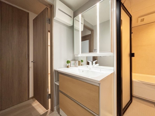 十分な大きさの洗面台は、身だしなみチェックや歯磨きなど、朝の慌ただしい時間でも余裕とゆとりを感じて頂けます。