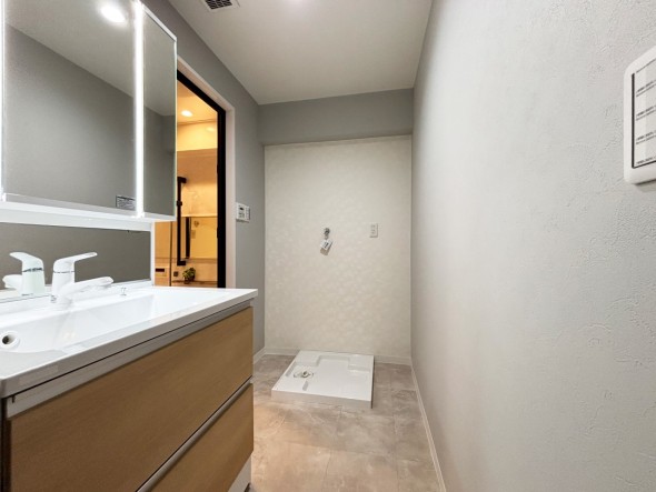 脱衣スペースを含む空間はゆとりの広さ。