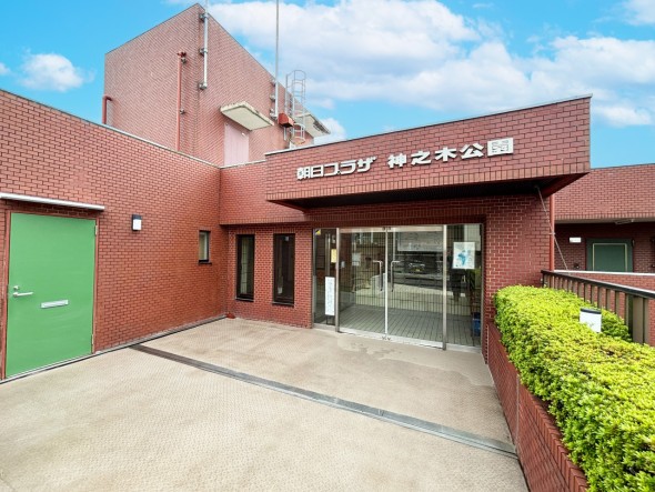 爽やかな青空の下に贅沢なほどに降り注ぐ陽光、豊かな居住性と、クオリティが見事に調和した住空間は、住まうことの喜びを感じさせてくれ