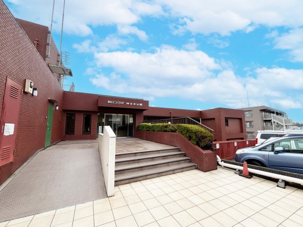 お客様をお迎えするエントランスは落ち着いた雰囲気。