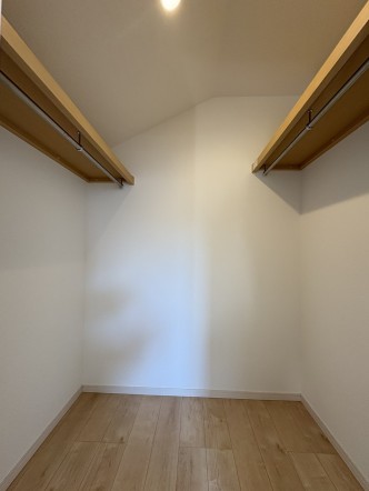 たっぷり入るウォークインクローゼットは奥行きがあるのでたくさん収納できます。