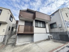 爽やかな青空の下に贅沢なほどに降り注ぐ陽光、豊かな居住性と、クオリティが見事に調和した住空間は、住まうことの喜びを感じさせてくれ