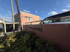 マンション外観。生活利便性に優れた立地環境。