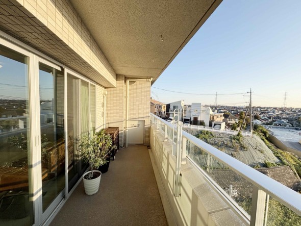 日差しの差し込むバルコニー