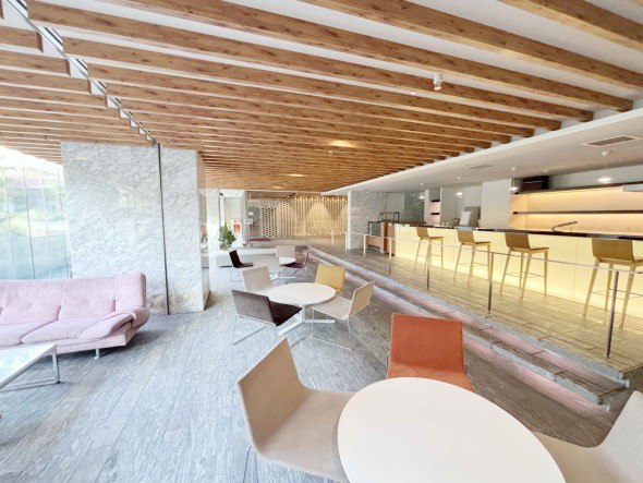 広くゆったりとしたラウンジは、訪問されたお客さまをもてなす最初のフロアです。堂々とした優雅な雰囲気を演出し、リラックスしてお待ち