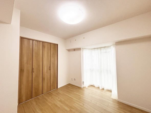 洋室5.2帖。フローリングの部屋は清潔感があり、日々のお掃除も楽で助かります。