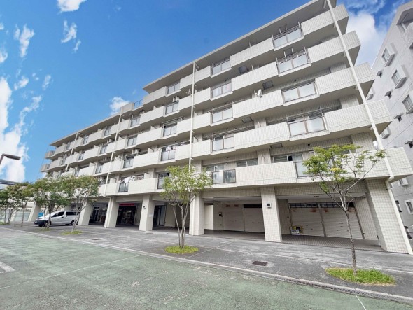 爽やかな青空の下に贅沢なほどに降り注ぐ陽光、豊かな居住性と、クオリティが見事に調和した住空間は、住まうことの喜びを感じさせてくれ