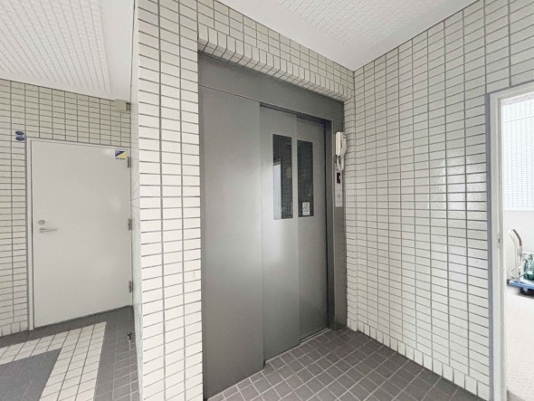 エレベーター付きのマンションです。