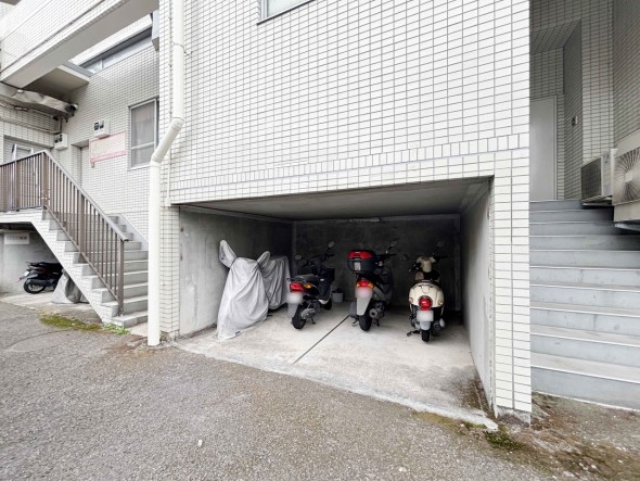 敷地内バイク置き場。空き状況等に関しましてはお気軽にお問い合わせください。