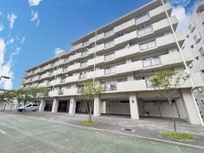 爽やかな青空の下に贅沢なほどに降り注ぐ陽光、豊かな居住性と、クオリティが見事に調和した住空間は、住まうことの喜びを感じさせてくれ