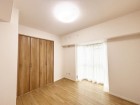 洋室5.2帖。フローリングの部屋は清潔感があり、日々のお掃除も楽で助かります。