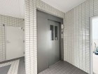 エレベーター付きのマンションです。