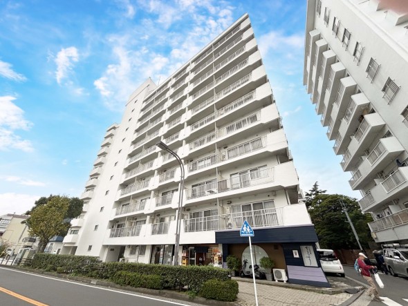 マンション外観。生活利便性に優れた立地環境。