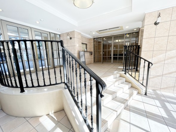 お客様をお迎えする玄関は落ち着いた雰囲気。帰り着くたびに洗練されたテイストの空間に迎えられ誇りと喜びを感じる玄関まわりです。