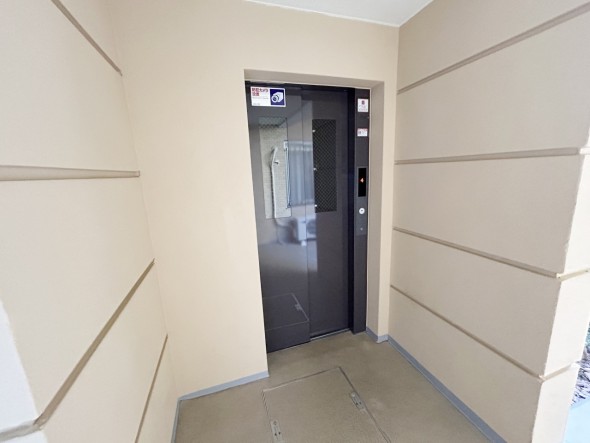 エレベーター付きのマンションです。