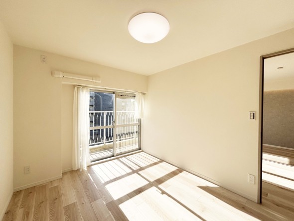 洋室6.2帖。明るくあたたかな居室では、朝の目覚めも気持ちよく起きられます。