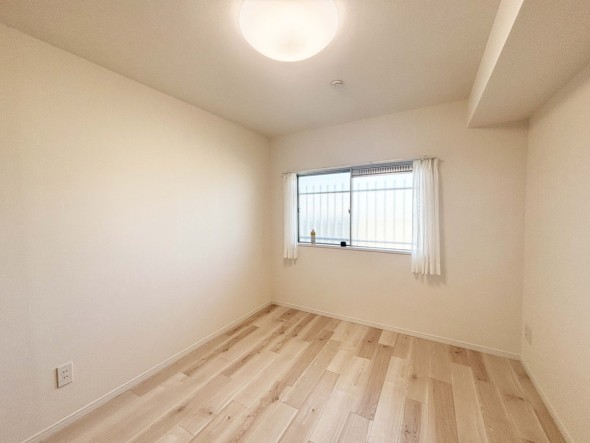 洋室6.3帖。フローリングの部屋は清潔感があり、日々のお掃除も楽で助かります。