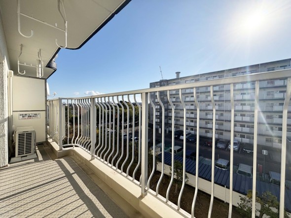 日差しの差し込むバルコニー