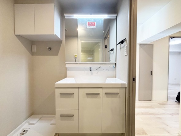 十分な大きさの洗面台は、身だしなみチェックや歯磨きなど、朝の慌ただしい時間でも余裕とゆとりを感じて頂けます。