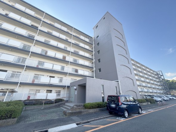 爽やかな青空の下に贅沢なほどに降り注ぐ陽光、豊かな居住性と、クオリティが見事に調和した住空間は、住まうことの喜びを感じさせてくれ