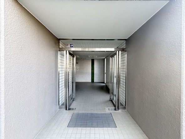 お客様をお迎えする玄関は落ち着いた雰囲気。帰り着くたびに洗練されたテイストの空間に迎えられ誇りと喜びを感じる玄関まわりです。